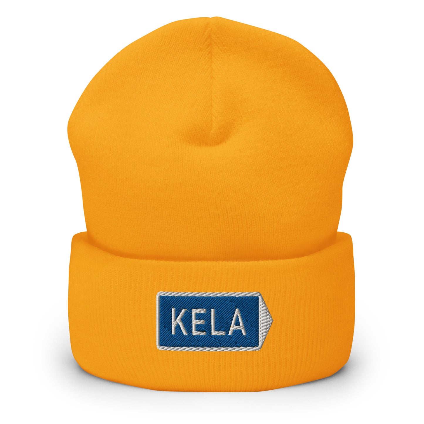 Meemirottan "KELA Pipo" on mustapipo, jonka edessä on sininen suorakaiteen muotoinen merkintä, jossa on kirjailtu teksti "KELA", täydellinen hauskat vaatteet arvostaville.