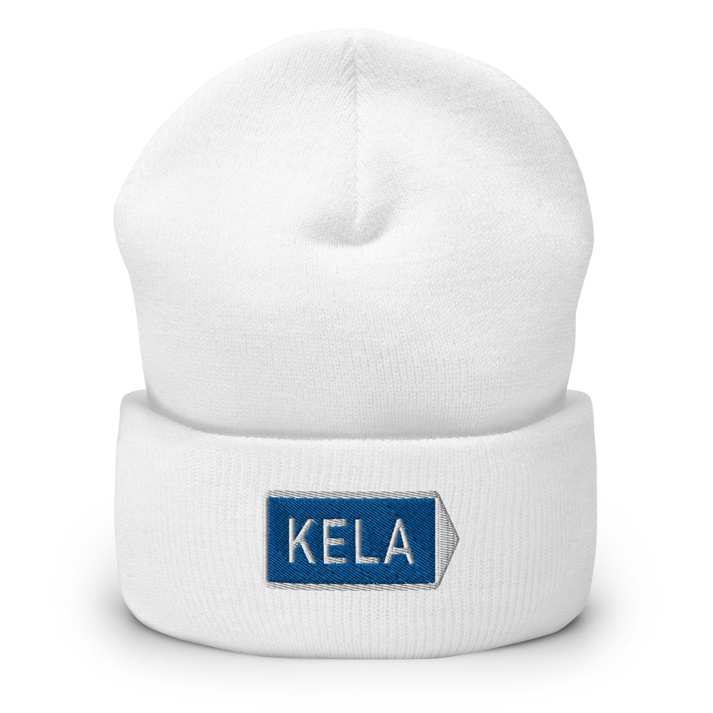 Meemirottan "KELA Pipo" on mustapipo, jonka edessä on sininen suorakaiteen muotoinen merkintä, jossa on kirjailtu teksti "KELA", täydellinen hauskat vaatteet arvostaville.