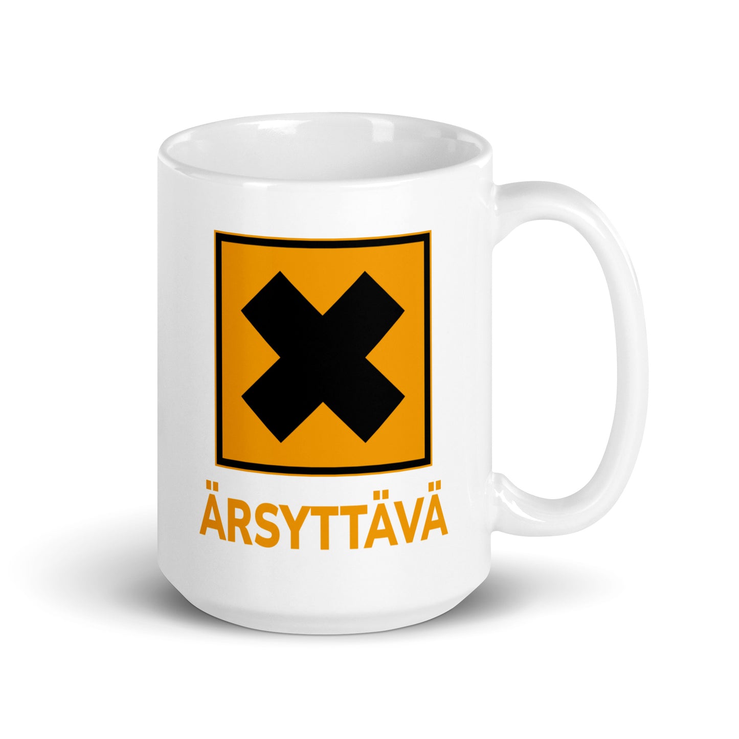 Hauska muki lahjaksi, jossa teksti ÄRSYTTÄVÄ ja musta ristioranssilla taustalla.