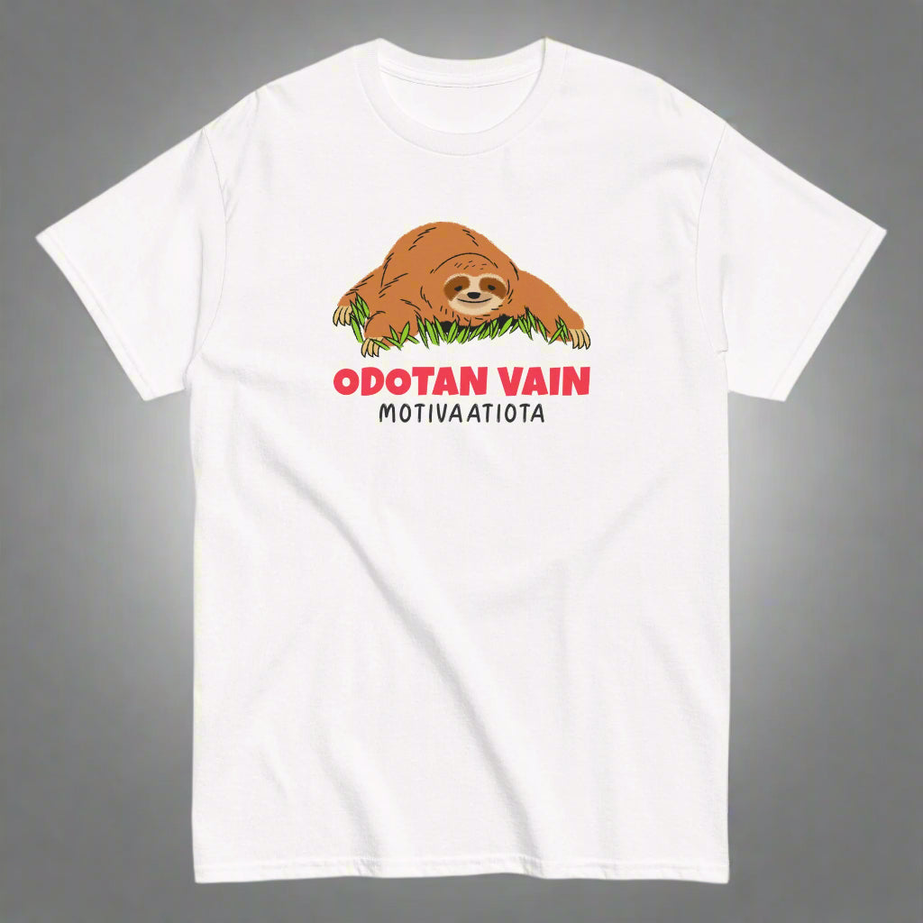 Hauska t-paita lahjaksi valkoisella pohjalla, jossa laiskiainen ja teksti Odotan vain motivaatioita