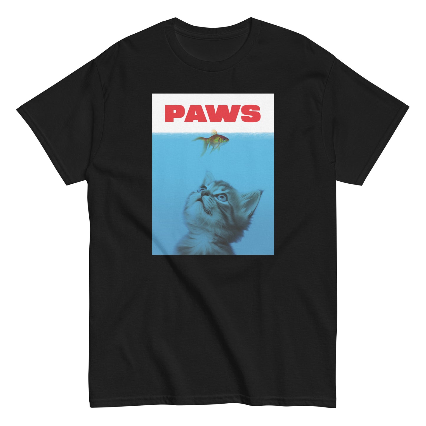Meemirottan "Paws T-Paita" on punainen T-paita, jossa on parodia ikonisesta "Jaws" -julisteesta, jossa "PAWS" lihavoituin kirjaimin. Tekstin alapuolella on humoristisen käänteen kuva vedenalaisen kissanpennun näkemisestä pientä kultakalaa kohti. Se sopii täydellisesti niille, jotka pitävät hauskat payatista ja nauttivat leikkisän huumorin lisäämisestä meemivaatteet mallistoonsa.
