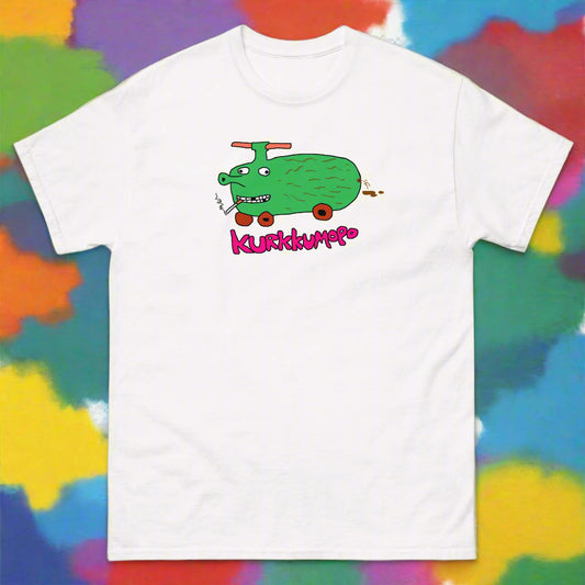 Meemirottan Kurkkumopo T-paita on tumma laivastonsininen T-paita, joka esittelee hassua sarjakuvaa kurkkumaisesta olennosta pyörillä, jolla on kasvot, joka päästää savua takaa ja jolla on vaaleanpunainen potkurihattu. Ihanteellinen hauskojen vaatteiden ystäville, sen alla on kirkkaan vaaleanpunainen "KURKKUMOPO".