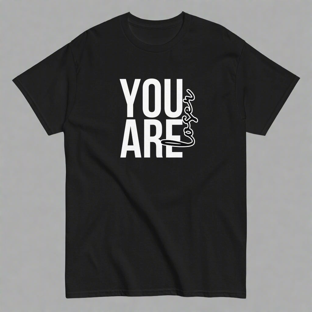 Mustat Miesten t-paita, jossa valkoinen teksti 'YOU ARE' modernilla fontilla