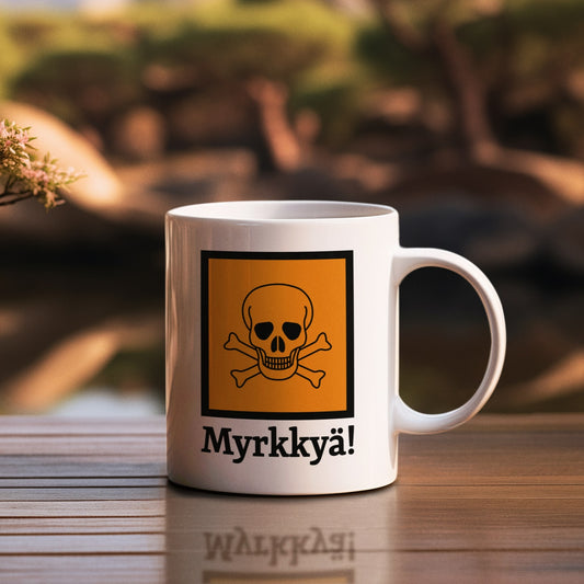 Meemirottan Myrkkyä Mukissa on keltainen pääkallo- ja ristiluun symboli, jossa lukee "Myrkkyä!" kirjoitettu mustalla, joten se on hauska lisä kokoelmaasi. Tämä valkoinen muki sopii mainiosti hauskat vaatteiden ystäville, ja se näkyy puupinnalla pehmeästi hämärällä luonnollisella taustalla.
