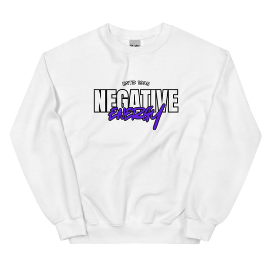 Valkoinen negatiivinen energia collegepaita, jossa suurikokoinen muotoilu ja violetti teksti