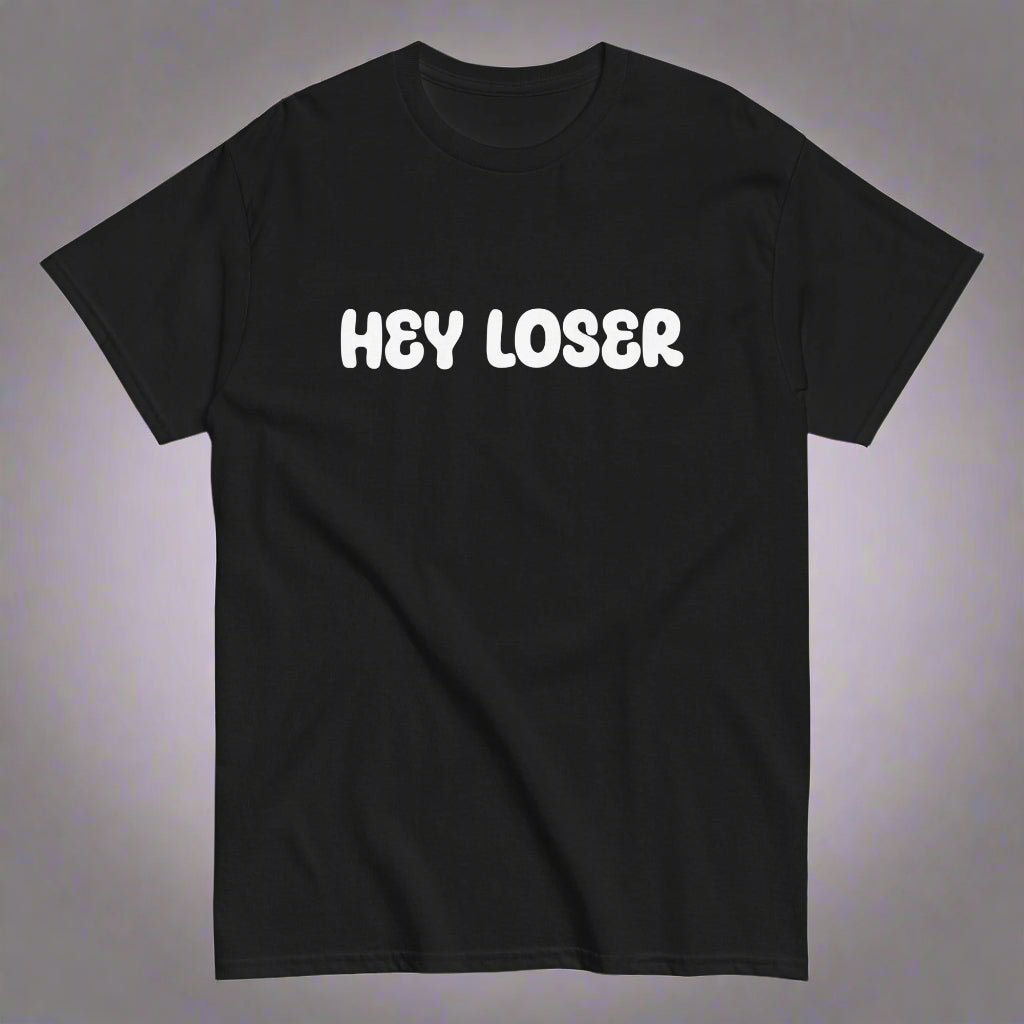 Mustat t-paita Meemirotta, jossa valkoinen teksti 'HEY LOSER' edessä
