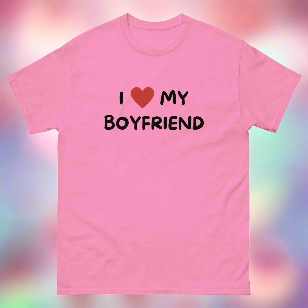 Sininen I Love My Boyfriend T-Paita by Meemirotta, täydellinen lahjaidea niille, jotka arvostavat hauskoja vaatteita.