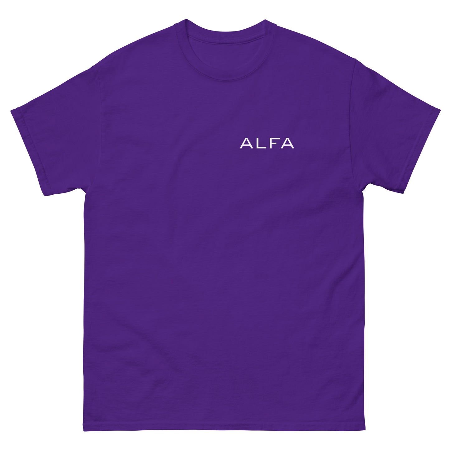 Meemirottan "Alfa T-Paita" on tyylikäs musta T-paita, jossa on valkoinen sana "ALFA" rinnan vasemmassa yläkulmassa.