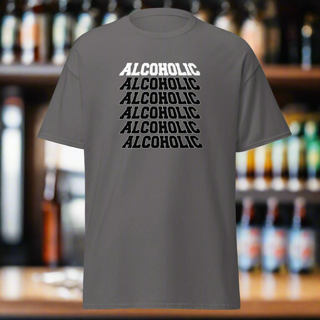 Meemirotta unisex t-paita harmaalla taustalla, jossa toistuva 'ALCOHOLIC' -teksti
