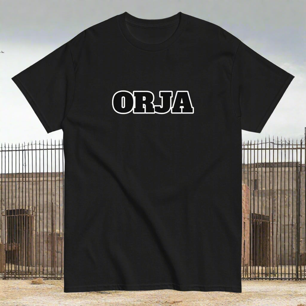 Meemirotta musta unisex t-paita valkoisella ORJA-tekstillä, tyylikäs ja mukava