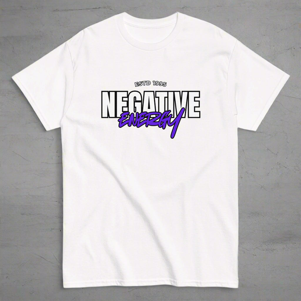 Meemirotta unisex t-paita valkoisella pohjalla ja violetilla NEGATIVE ENERGY -painatuksella