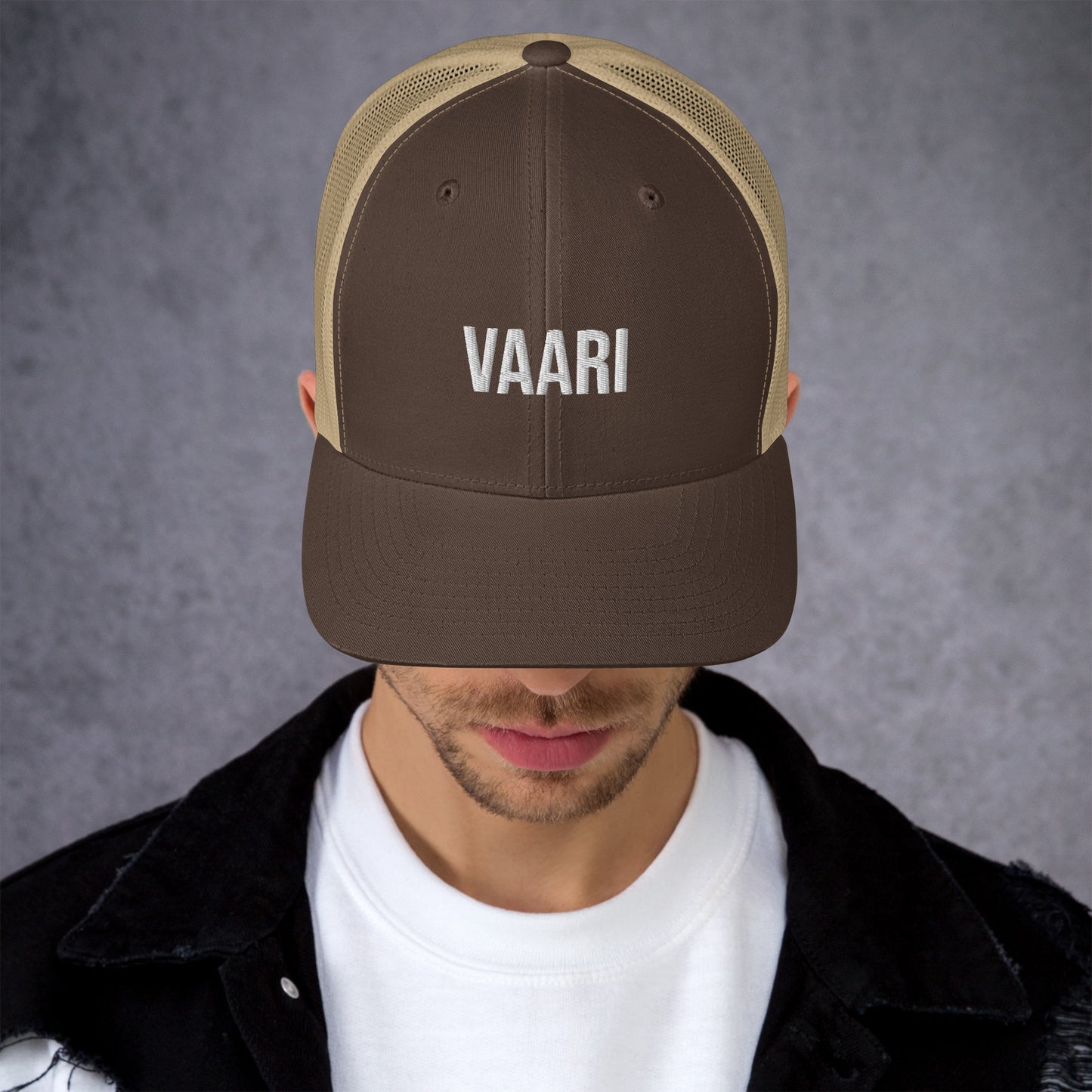 Meemirotta vaari lippis ruskeana mustalla reunalla, jossa valkoinen teksti 'VAARI'