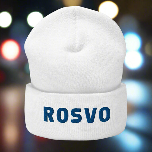 Hymyilevä partainen mies käyttää Meemirottan harmaata Rosvo Pipo -pipoa, jossa on sinisillä kirjaimilla "ROSV", joka on ihanteellinen ainutlaatuisia lahjaideavaihtoehtoja etsiville. Hänellä on myös valkoinen collegepaita ja hän seisoo valkoista tiiliseinää vasten.