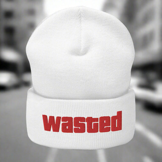 The Wasted Pipo by Meemirotta on valkoinen neulottu pipo, jonka edessä on lihavoitu punaisella kirjaimilla sana "wasted", joka vangitsee hauskat vaatteet -henkeä.