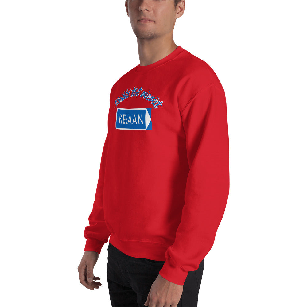 Punainen Meemirotta hauska kela college, jossa on näyttävä KEAAN-printti edessä