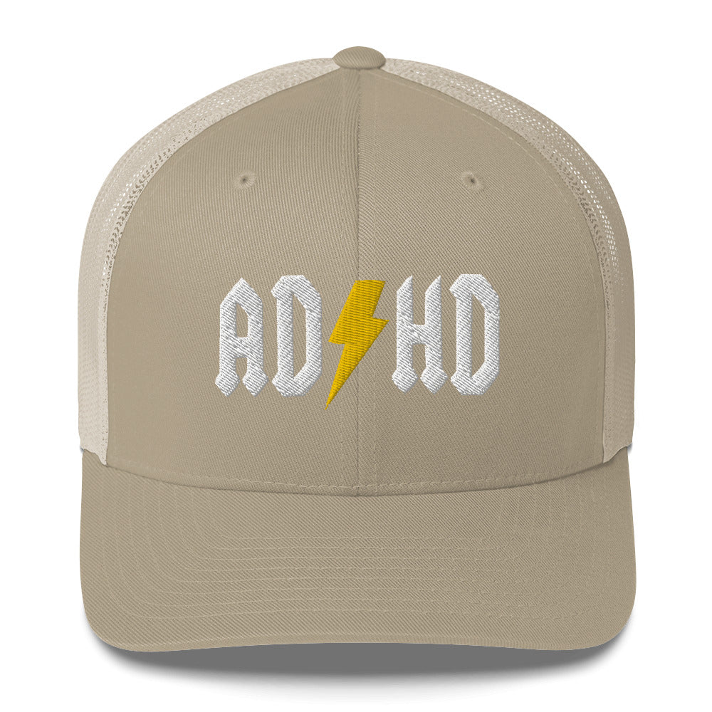 Meemirottan ADHD Lippis on punainen pesäpallolippis, jossa on mesh-takaosa, jonka edessä on teksti "ADHD". Kirjaimet ovat valkoisia, ja keltainen salama korvaa "H"-kirjaimen, joten se on yksi niistä hauskoista maksuista, jotka sopivat leikkisään tyyliin.