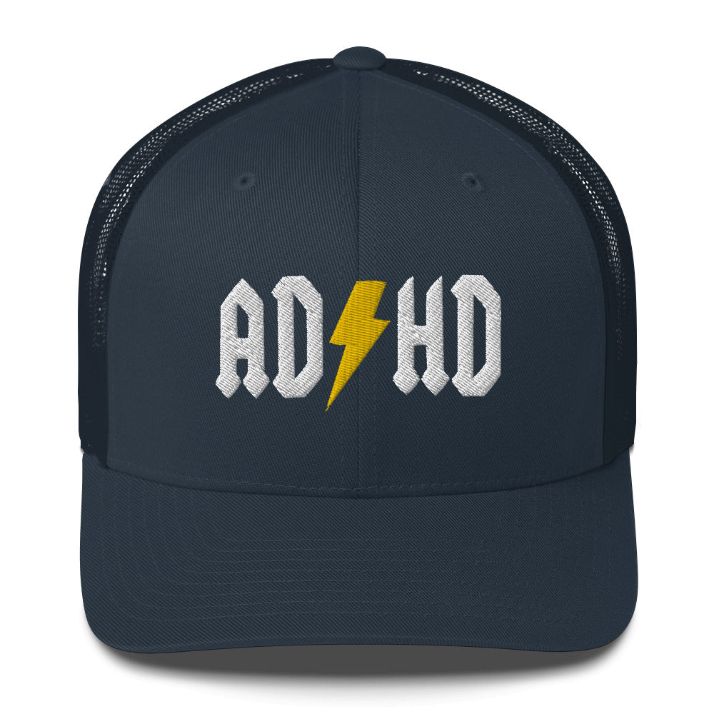 Meemirottan ADHD Lippis on punainen pesäpallolippis, jossa on mesh-takaosa, jonka edessä on teksti "ADHD". Kirjaimet ovat valkoisia, ja keltainen salama korvaa "H"-kirjaimen, joten se on yksi niistä hauskoista maksuista, jotka sopivat leikkisään tyyliin.