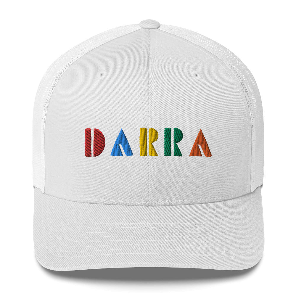 Kuvassa näkyy Meemirottan valkoisen verkkokankaan Darra Lippis -kuorma-lakkin takaa. Se korostaa kaarevan kupolin muotoa, hengittävää verkkomateriaalia ja säädettävää snapback-kiinnitystä, mikä tekee siitä täydellisen lahjaidean.