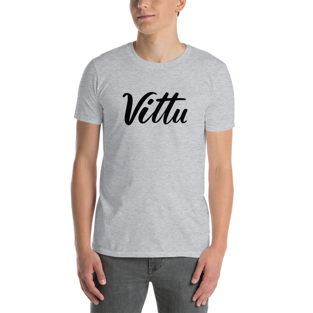 Meemirottan Harmaa Vittu T-Paitassa on keskellä tyylikkäästi mustalla kursiivilla painettu sana "Vittu", joten se on ihanteellinen lisä niille, jotka pitävät hauskasta paidasta ja haluavat täydentää meemivaatemallistoaan huumorilla.