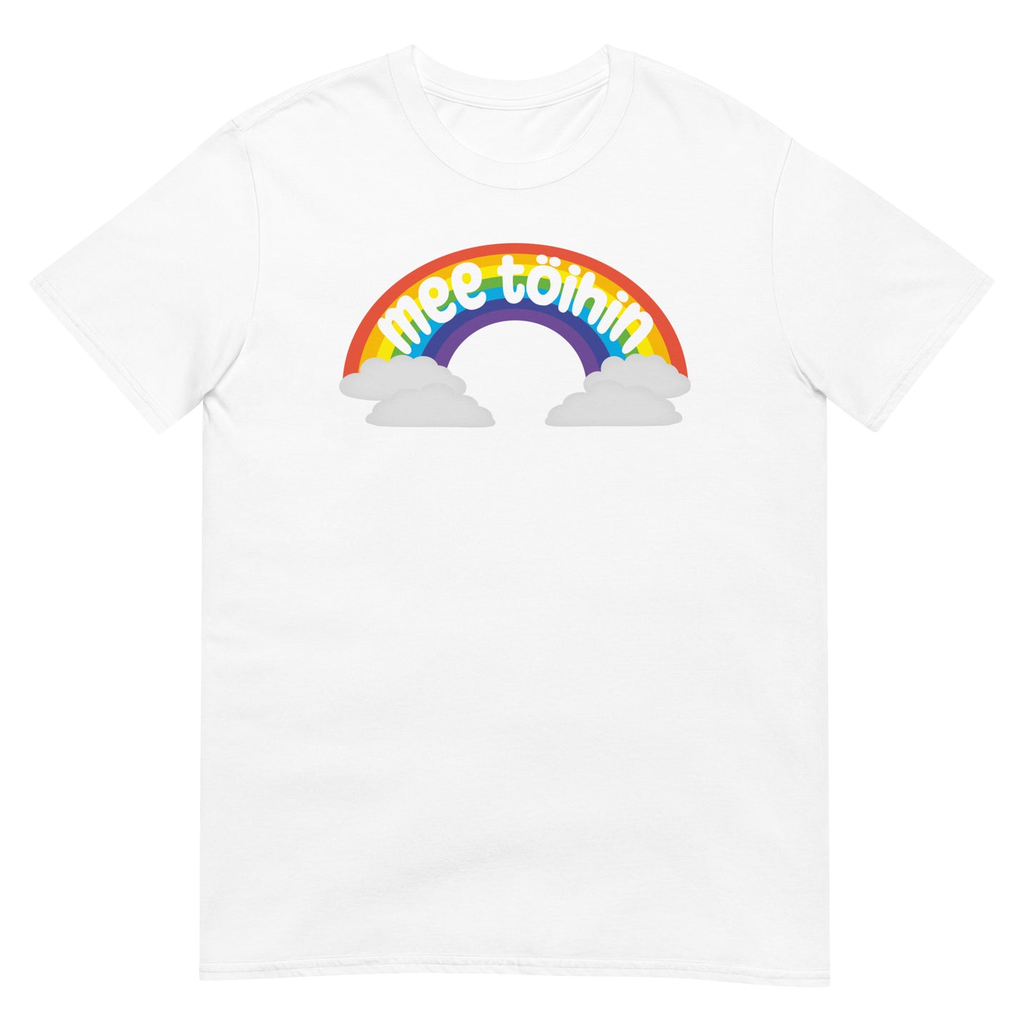 Meemirottan Rainbow Mee Töihin T-Paita, musta t-paita, jota koristavat eloisa sateenkaarigrafiikka, kaksi pilveä ja leikkisä teksti "mee töihin", tekee täydellisen hauskan paidan.