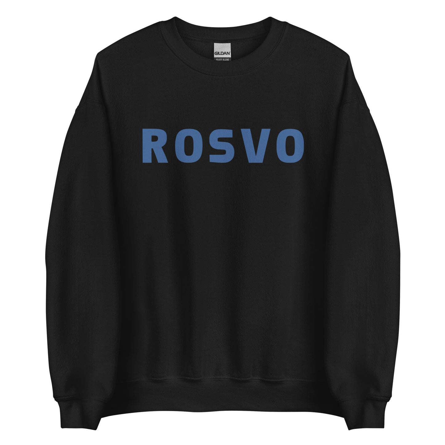 Yksinkertaista valkoista taustaa vasten seisoo henkilö, jolla on yllään Meemirottan musta "Rosvo College" collegepaita, jonka etupuolelle on painettu "ROVO" isoilla sinisillä kirjaimilla. Heidän pitkät hiuksensa on sidottu taakse, ja tämä leikkisä vaate lisää vaivattomasti ripaus huumoria heidän tyyliinsä.