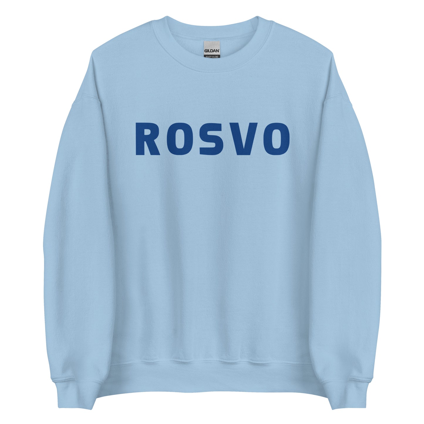 Yksinkertaista valkoista taustaa vasten seisoo henkilö, jolla on yllään Meemirottan musta "Rosvo College" collegepaita, jonka etupuolelle on painettu "ROVO" isoilla sinisillä kirjaimilla. Heidän pitkät hiuksensa on sidottu taakse, ja tämä leikkisä vaate lisää vaivattomasti ripaus huumoria heidän tyyliinsä.