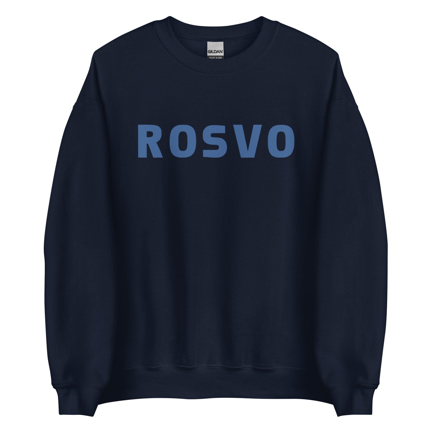 Yksinkertaista valkoista taustaa vasten seisoo henkilö, jolla on yllään Meemirottan musta "Rosvo College" collegepaita, jonka etupuolelle on painettu "ROVO" isoilla sinisillä kirjaimilla. Heidän pitkät hiuksensa on sidottu taakse, ja tämä leikkisä vaate lisää vaivattomasti ripaus huumoria heidän tyyliinsä.
