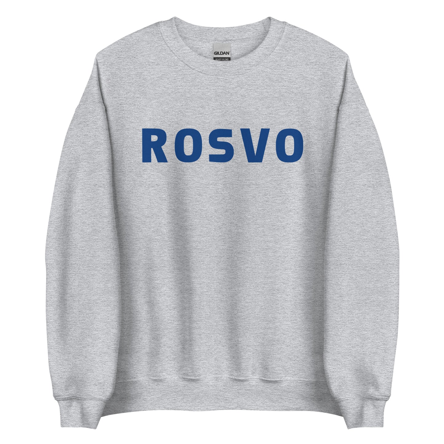 Yksinkertaista valkoista taustaa vasten seisoo henkilö, jolla on yllään Meemirottan musta "Rosvo College" collegepaita, jonka etupuolelle on painettu "ROVO" isoilla sinisillä kirjaimilla. Heidän pitkät hiuksensa on sidottu taakse, ja tämä leikkisä vaate lisää vaivattomasti ripaus huumoria heidän tyyliinsä.