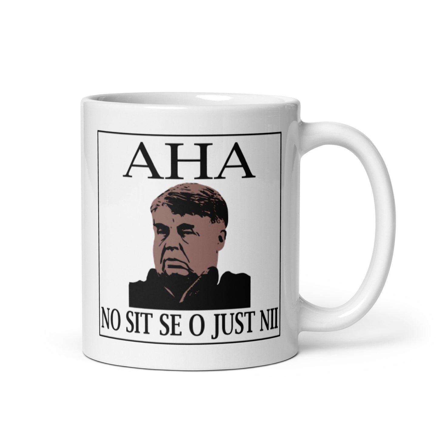 Meemirottan No Sit Se O Just Nii Muki, valkoinen muki, jota koristaa miehen kasvografiikka ja teksti "AHA NO SIT SE O JUST NII", jakaa saman omituisen vetovoiman kuin hauskat payat, joten se sopii ihanteellisesti meemivaatteiden ystäville. .