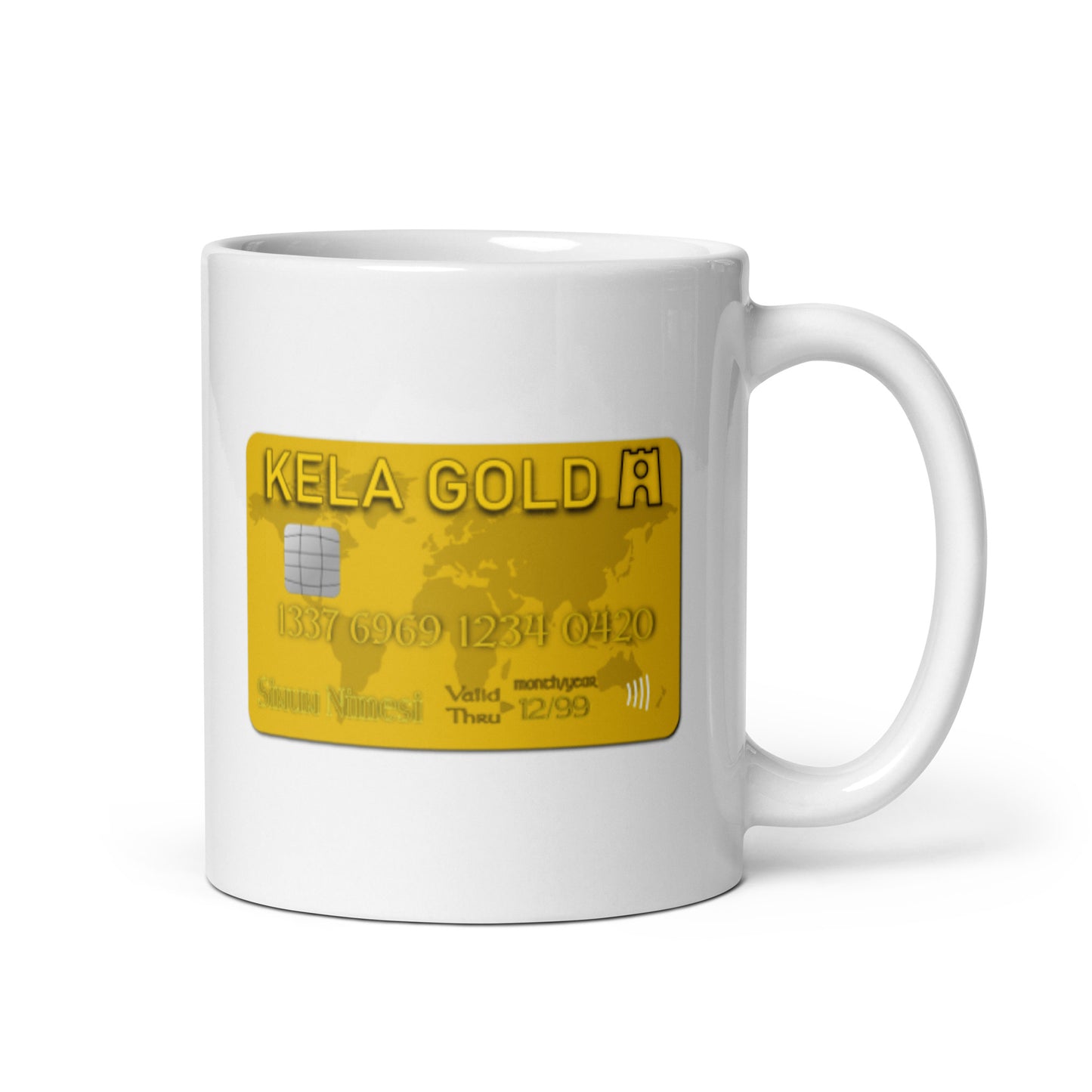 Meemirottan Kela Gold Muki on valkoinen muki, jota koristaa keltainen luottokorttikuviointi "KELA GOLD" ja maapallografiikka, joka sopii ihanteellisesti hauskat vaatteet ystäville.