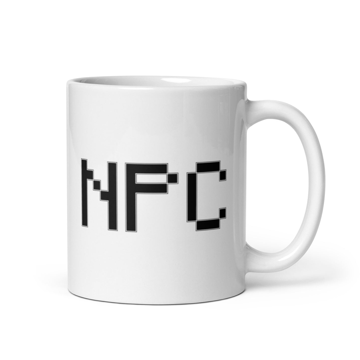 Meemirottan NPC Muki on valkoinen muki, jonka kylkeen on painettu lihavoitu, pikselöity mustia kirjaimia teksti "NPC", joka muistuttaa hauskat payatissa nähtyjä malleja. Muki näkyy valkoista taustaa vasten.
