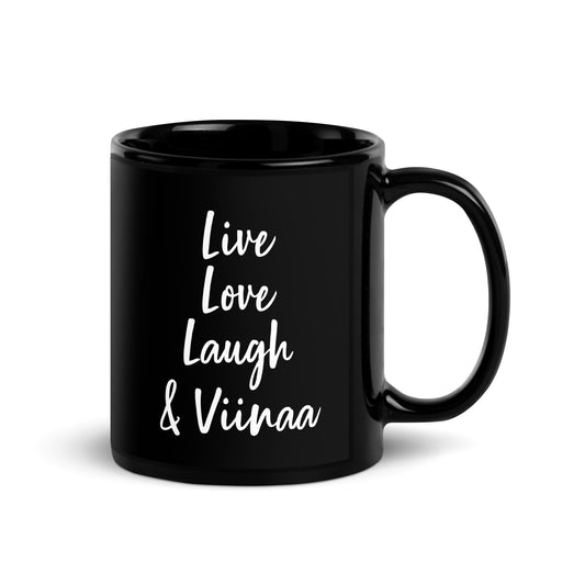 Meemirottan musta muki, jossa valkoinen teksti "Live Love Laugh & Viinaa", ihanteellinen meemivaatteiden ystäville.