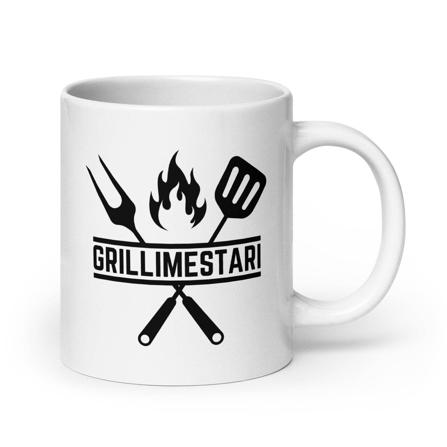 Valkoinen grillimestari muki, jossa on grillaustyökaluja ja tulen kuva.