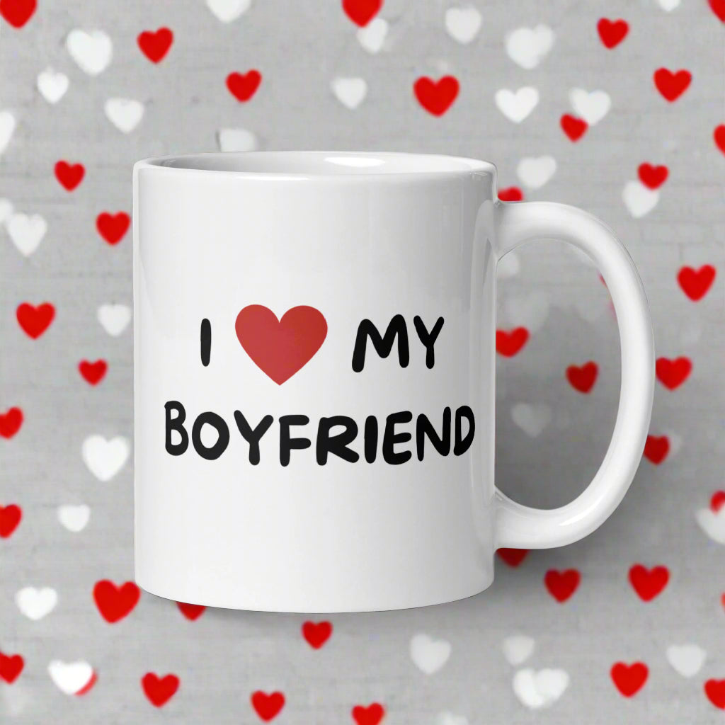 Hauska kahvikuppi lahjaksi, jossa teksti I love my boyfriend, valkoisella taustalla.