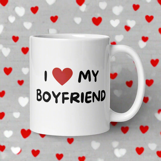 Hauska kahvikuppi lahjaksi, jossa teksti I love my boyfriend, valkoisella taustalla.