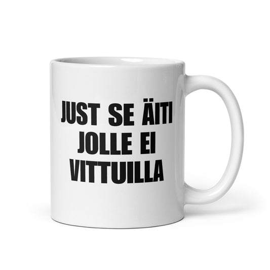 Hauska kahvikuppi työpaikalle, valkoinen muki mustalla tekstillä: Just se äiti jolle ei vittuilla