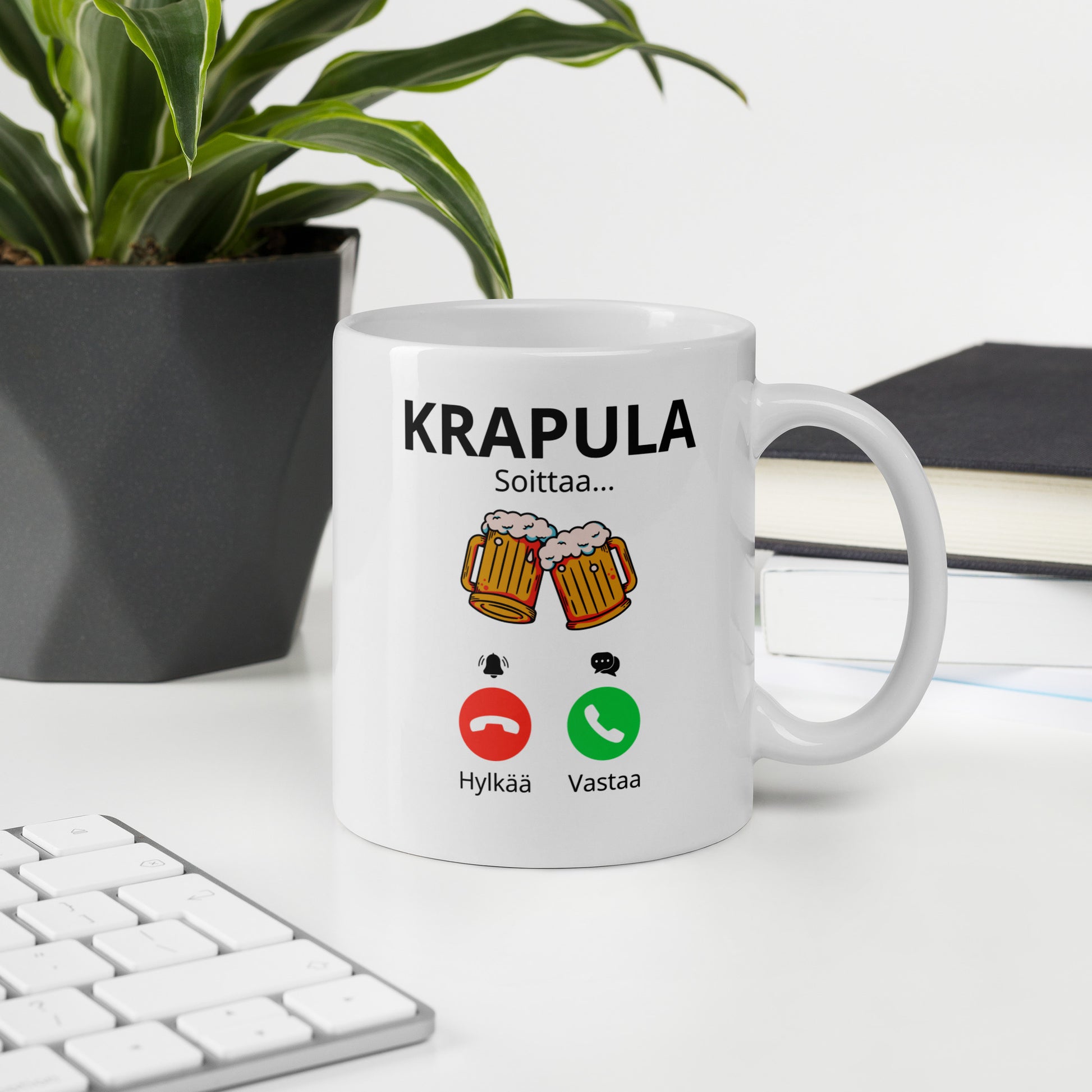 Hauska kahvikuppi työpaikalle, jossa tekstinä Krapula soittaa ja olutlasit