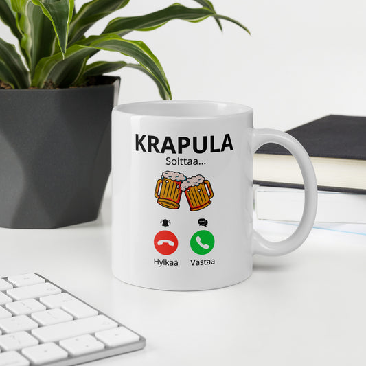 Hauska kahvikuppi työpaikalle, jossa tekstinä Krapula soittaa ja olutlasit