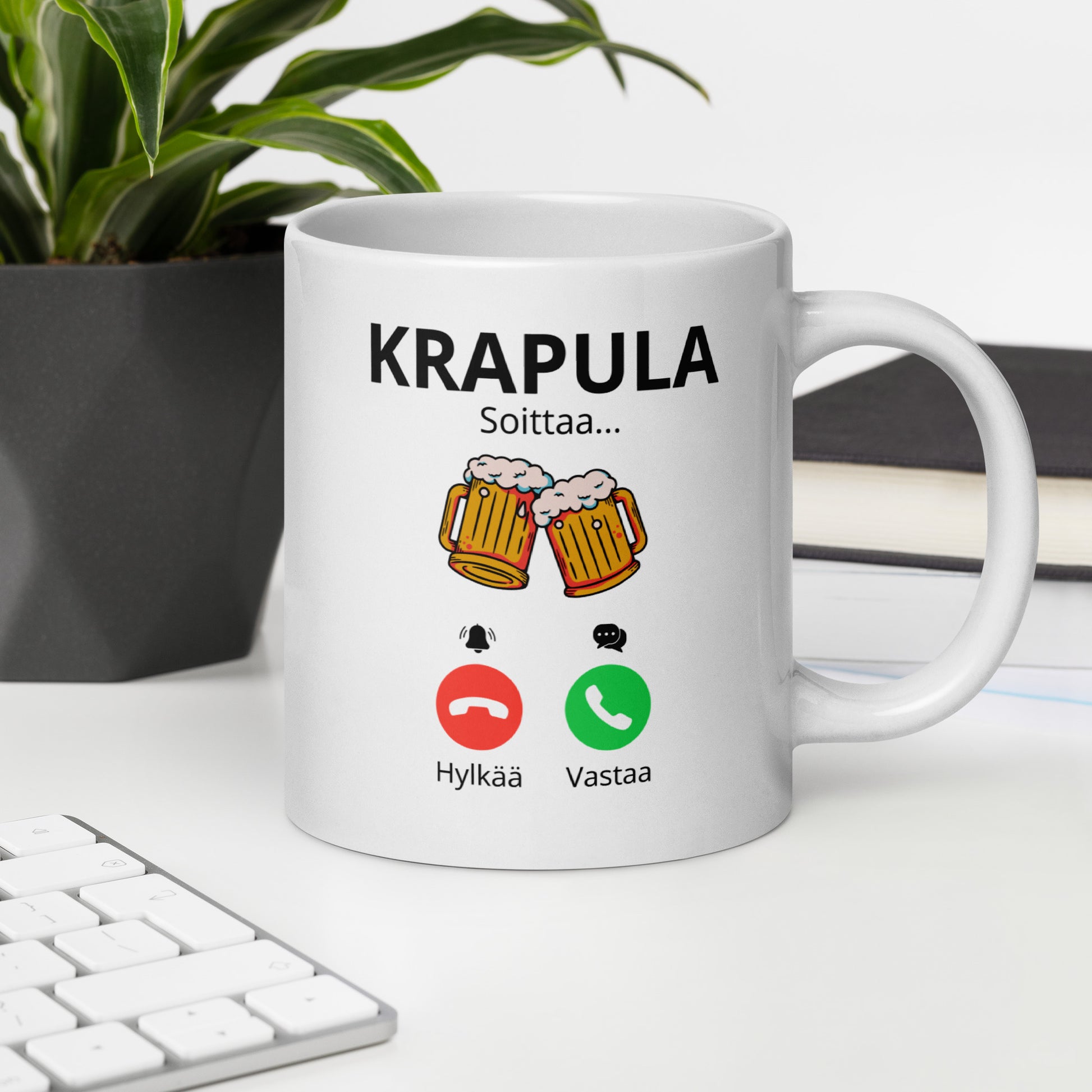 Hauska kahvikuppi työpaikalle, jossa teksti Krapula Soittaa sekä olutlautaset