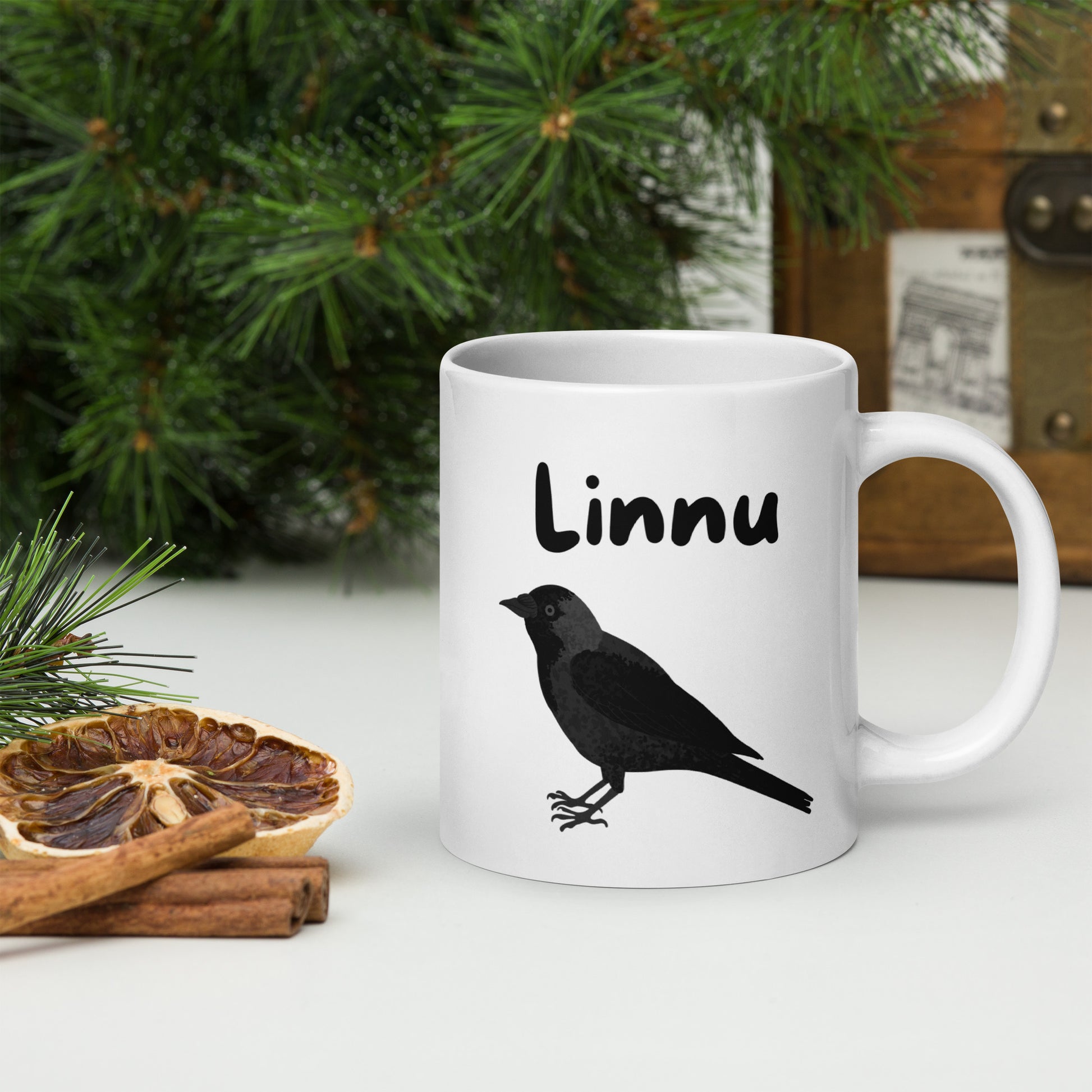 Hauska kahvikuppi työpaikalle, jossa on musta lintu ja teksti 'Linnu'