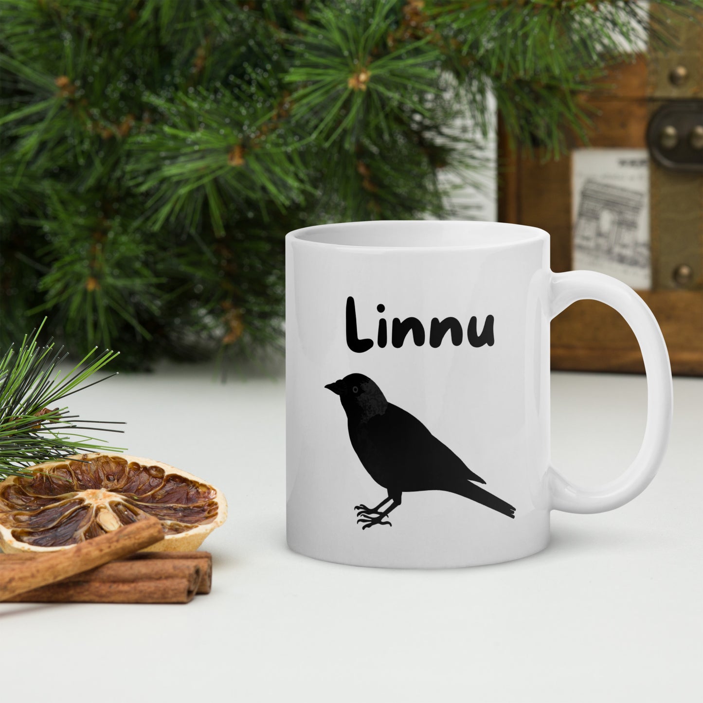 Hauska kahvikuppi työpaikalle, jossa on musta linnun siluetti ja teksti 'Linnu'