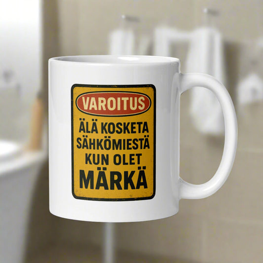 Hauska kahvikuppi varoitusmerkinnällä: älä kosketa sähkölaitteista kun olet märkä