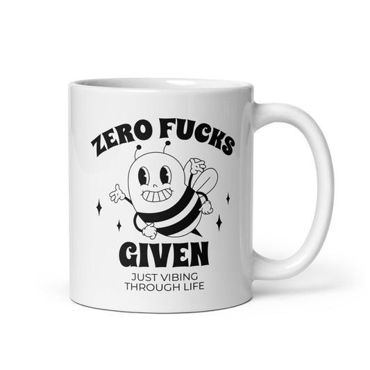 Hauska kahvimuki, jossa on iloinen mehiläinen ja teksti 'ZERO FUCKS GIVEN', täydellinen kahvihetkiin