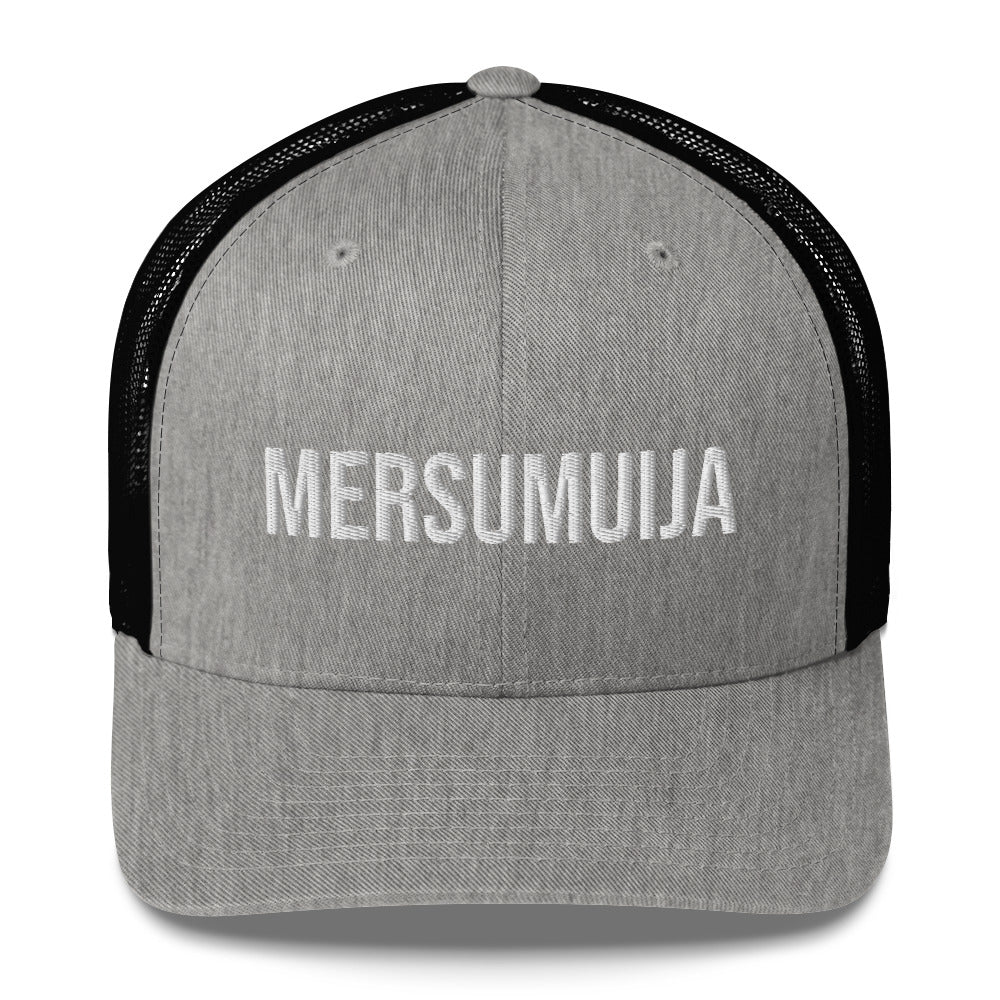 Meemirotta hauska lippis harmaalla tekstillä MERSUMUIJA mustilla reunoilla