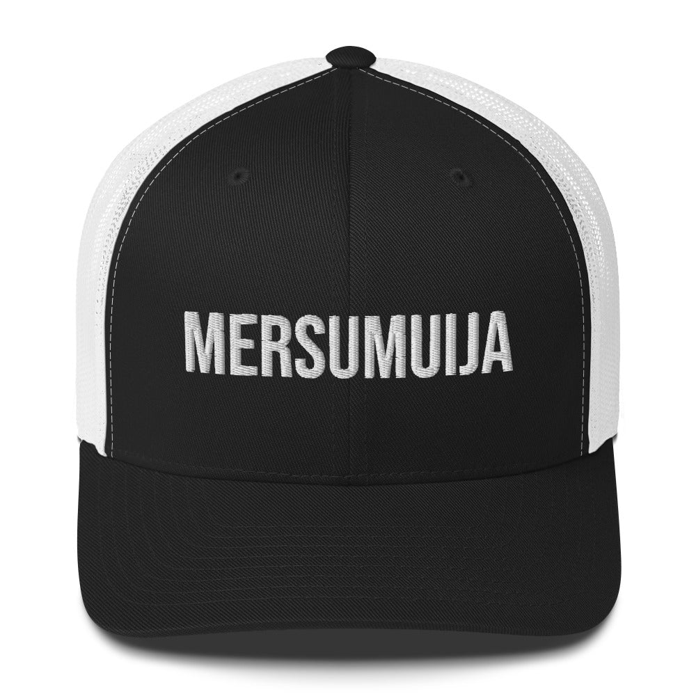 Hauska lippis mustalla ja valkoisella värillä, jossa on MERSUMUIJA-taktiikka