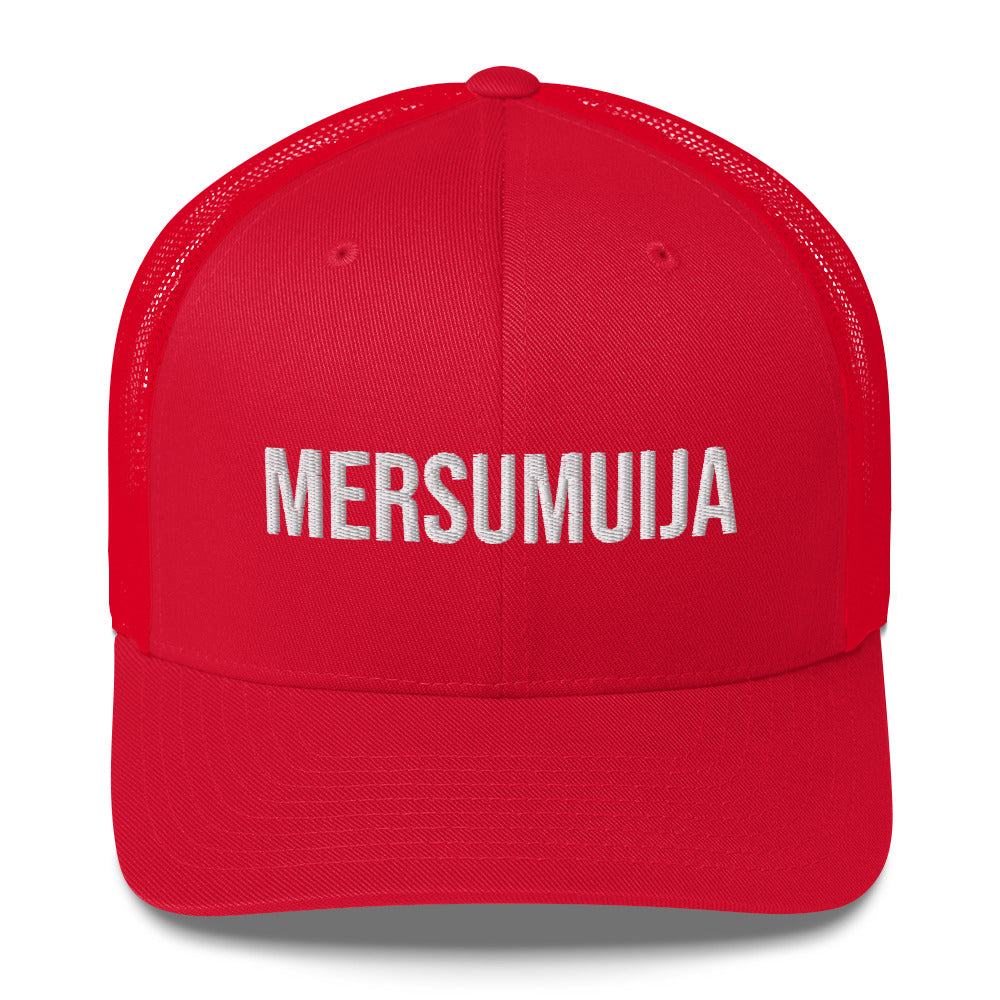 Punainen hauska lippis, jossa valkoinen MERSUMUIJA-teksti edessä
