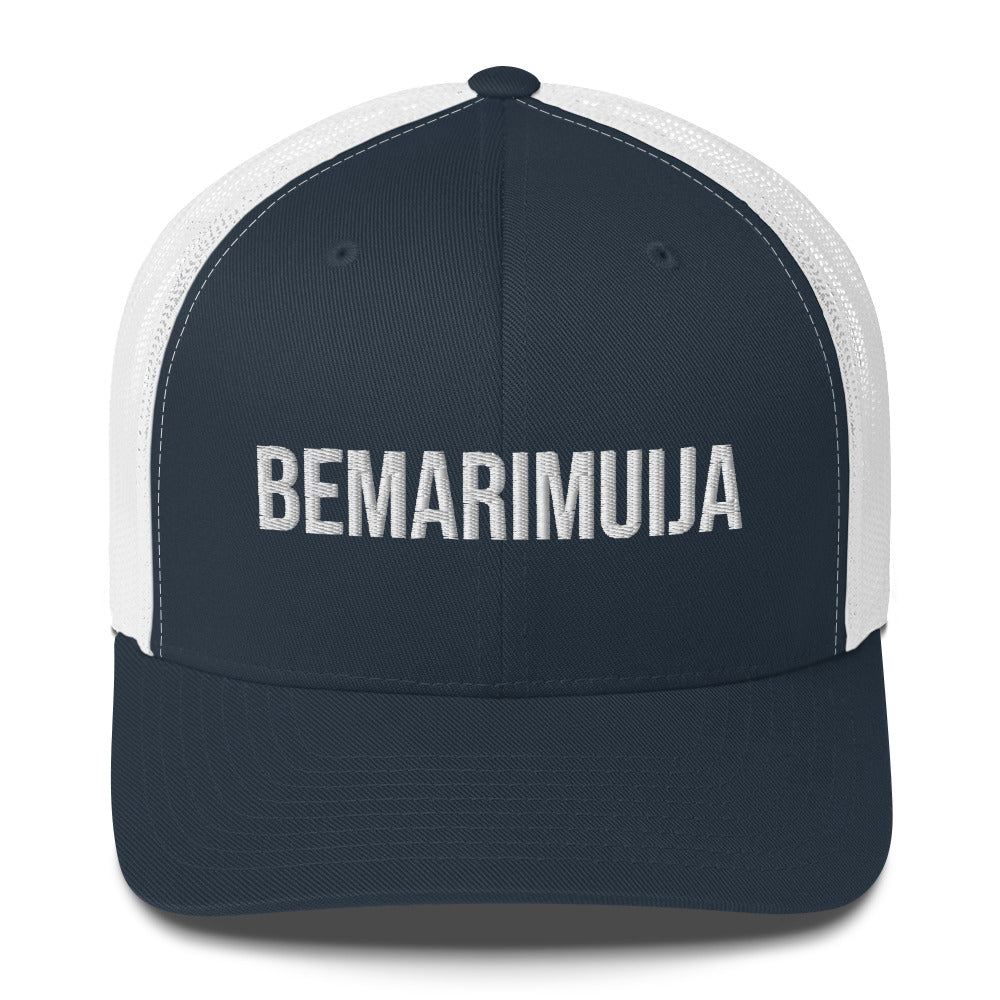 Meemirotta hauska lippis mustalla ja valkoisella värillä, jossa teksti Bemarimuija edessä