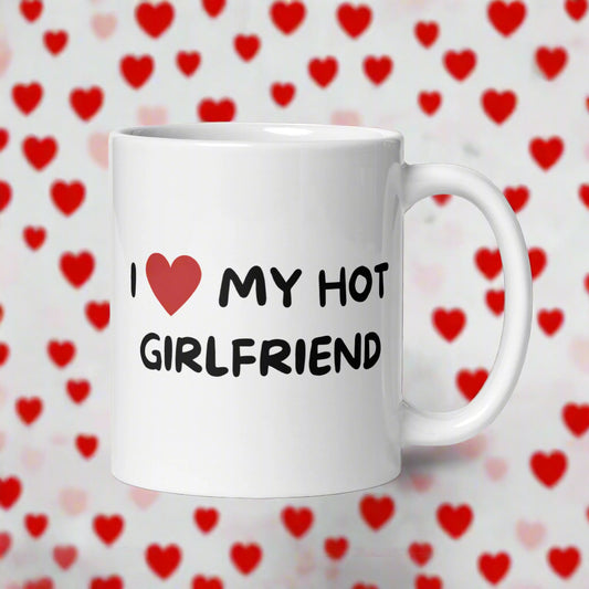 Hauska muki lahjaksi, jossa teksti I love my hot girlfriend mustalla fontilla valkoisella taustalla