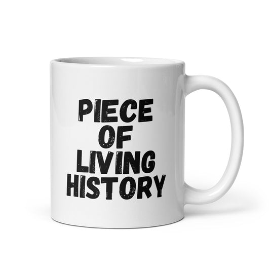 Hauska muki lahjaksi tekstillä 'Piece of Living History' Meemirotta-brändiltä
