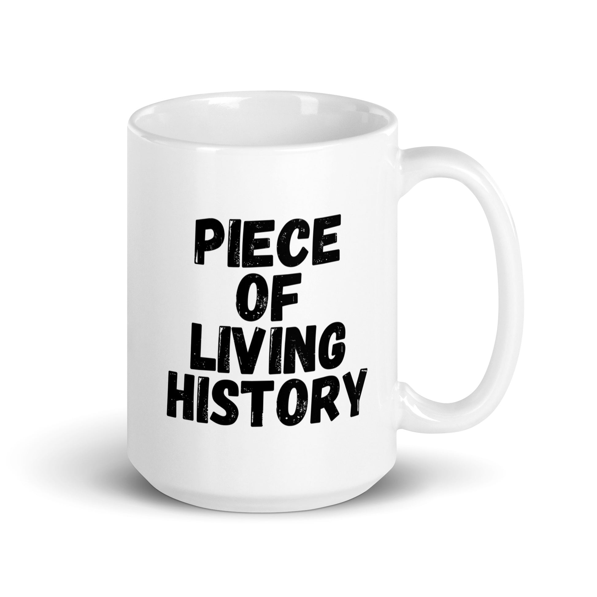 Valkoinen muki, jossa mustalla tekstillä 'Piece of Living History', hauska muki lahjaksi.